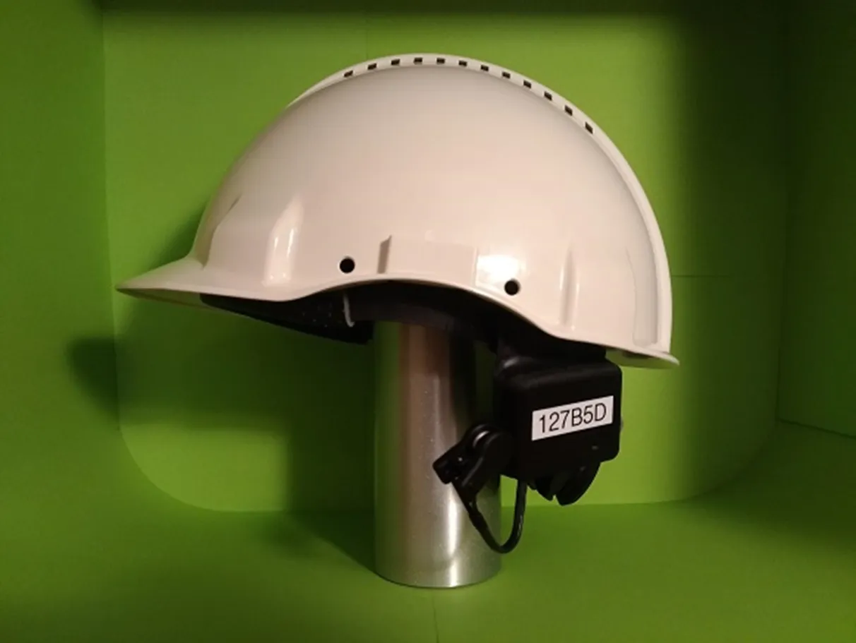 Casco di protezione con il sensore per la misura del carico mentale applicato all’interno